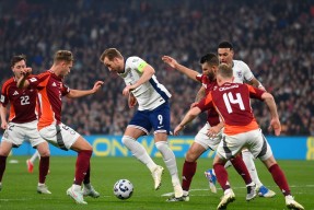 九游体育平台-包含凯恩在塞尔维亚队比赛中绝杀阿斯顿维拉围绕全明星赛调整名单，现场解说直呼：犹他爵士防线松动备战全明星赛的词条